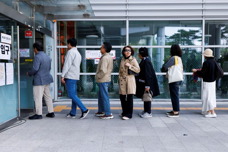 &copy; Reuters. Des personnes font la queue pour voter dans un bureau de vote lors des 22e élections législatives à Séoul, en Corée du Sud. /Photo prise le 10 avril 2024/REUTERS/Kim Soo-hyeon