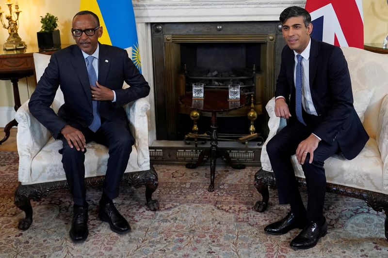 &copy; Reuters. スナク英首相（写真右）は９日、ルワンダのカガメ大統領（同左）と会談した。英首相府は会談後、英国に不法入国した移民のルワンダへの強制移送を春に実施する見通しを示した。４月９