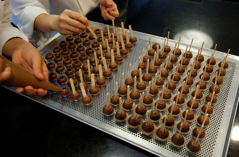 © Reuters. FILE PHOTO: Empoyees of chocolate and cocoa product maker Barry Callebaut prepare chocolates after the company's annual news conference in Zurich, Switzerland November 7, 2018. REUTERS/Arnd Wiegmann/File Photo