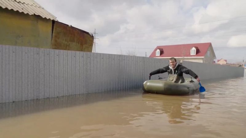 &copy; Reuters. Un hombre rema con un bote en una calle inundada en Oremburgo, Rusia, en esta imagen extraída de un vídeo publicado el 8 de abril de 2024. Alcalde de la ciudad de Oremburgo Serguéi Salmin a través de Telegram/Handout via REUTERS 
