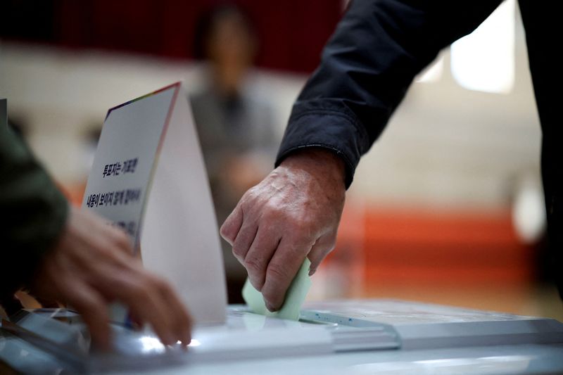 &copy; Reuters. شخص يضع صوته في صندوق اقتراع خلال الانتخابات البرلمانية الثانية والعشرين في سول بكوريا الجنوبية يوم العاشر من أبريل نيسان 2024. تصوير: كيم سو 