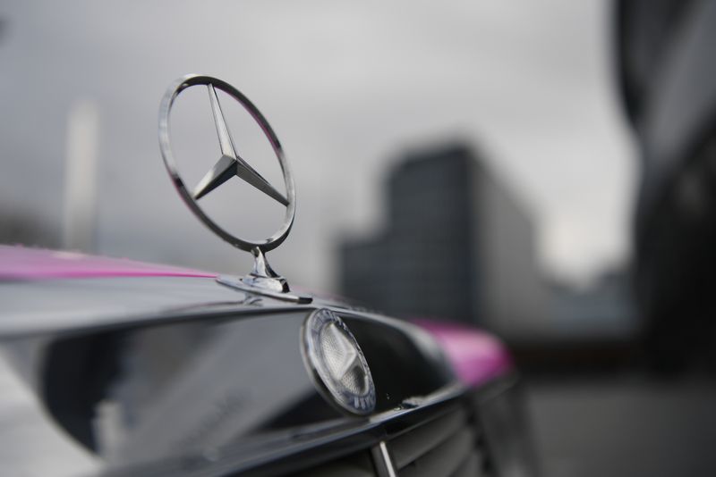 © Reuters. FILE PHOTO: The Mercedes-Benz logo is seen on a car in front of the Mercedes-Benz Museum in Stuttgart, Germany February 11, 2020. REUTERS/Andreas Gebert/File Photo