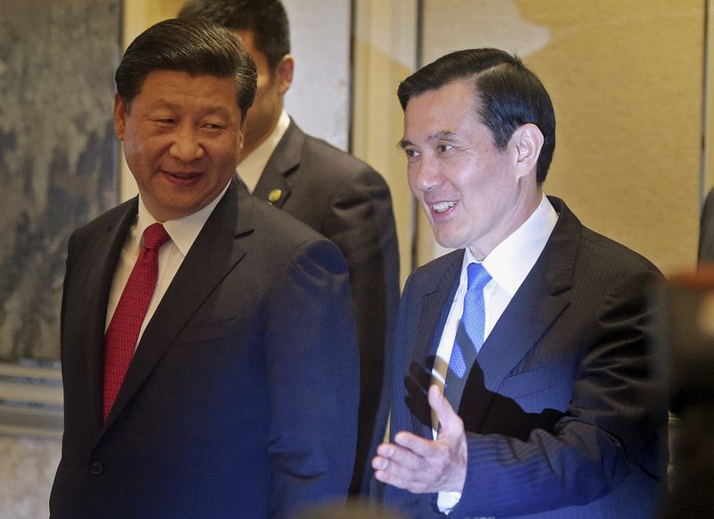 &copy; Reuters. ４月１０日、中国の習近平国家主席（左）と台湾の馬英九前総統（右）は北京で会談した。中国国営メディアが報じた。写真は２０１５年１１月、シンガポールで代表撮影（２０２４年　ロ