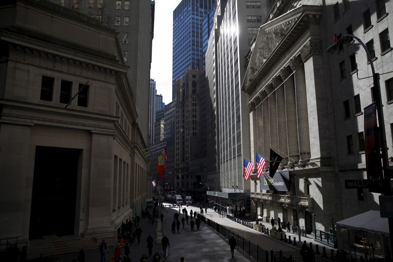 © Reuters. The New York Stock Exchange building is seen from Wall Street in Lower Manhattan in New York, January 20, 2016. REUTERS/Mike Segar/File photo
