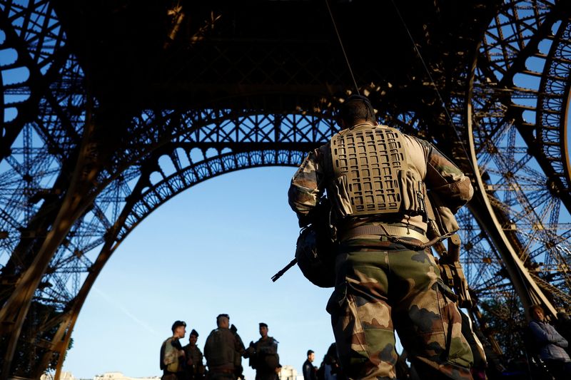 &copy; Reuters. Soldados franceses del plan de seguridad "Vigipirate" patrullan en la Torre Eiffel de París, Francia. 10 de abril de 2024. REUTERS/Sarah Meyssonnier