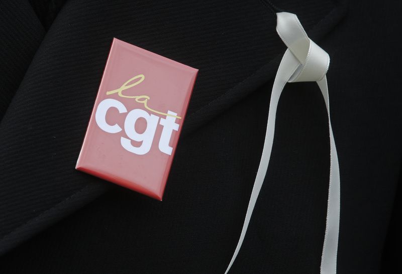 &copy; Reuters. Le logo du syndicat CGT est visible sur le gilet d'un manifestant lors d'une manifestation à Paris, France. /Photo prise le 9 mars 2016/REUTERS/Christian Hartmann