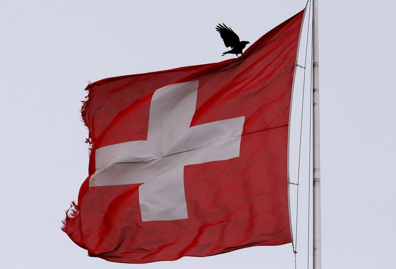 &copy; Reuters. Un oiseau se pose sur un drapeau national suisse à Zurich, en Suisse. /Photo prise le 31 janvier 2017/REUTERS/Arnd Wiegmann