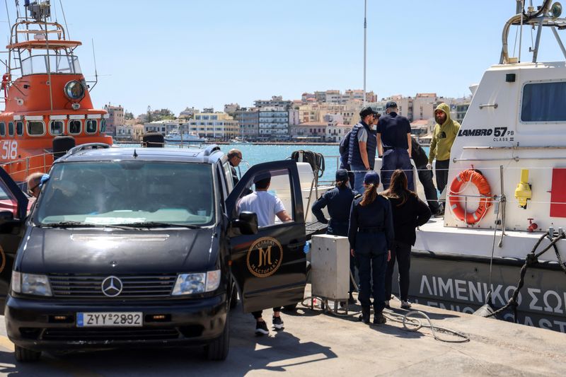 &copy; Reuters. Agentes de la guardia costera griega se preparan para transportar los cadáveres de migrantes tras un naufragio, en la isla de Quíos, Grecia, 10 de abril de 2024. REUTERS/Konstantinos Anagnostou