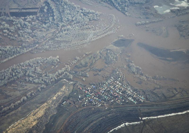 © Reuters. An aerial picture taken from a plane shows a flooded area near the city of Orenburg, Russia April 10, 2024. REUTERS/Maxim Shemetov/ File photo