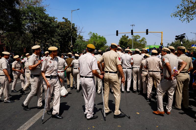 © Reuters. FILE PHOTO: Policemen stand guard outside Shaheedi Park amid the call given by the Aam Aadmi Party (AAP) to protest against the arrest of the party's main leader and Delhi Chief Minister Arvind Kejriwal in New Delhi, India March 23, 2024. REUTERS/Sharafat Ali/File Photo
