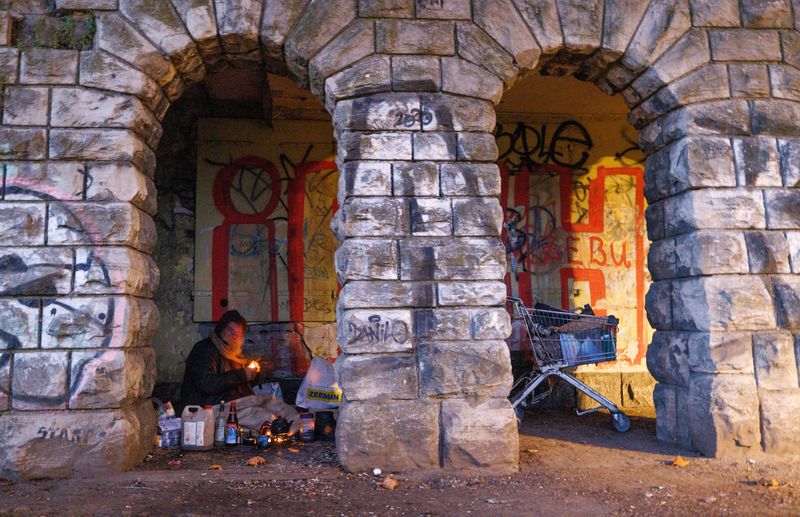 &copy; Reuters. A homeless person sets up a place to sleep under arches in Berlin, Germany, November 10, 2023. REUTERS/Lisi Niesner/File Photo
