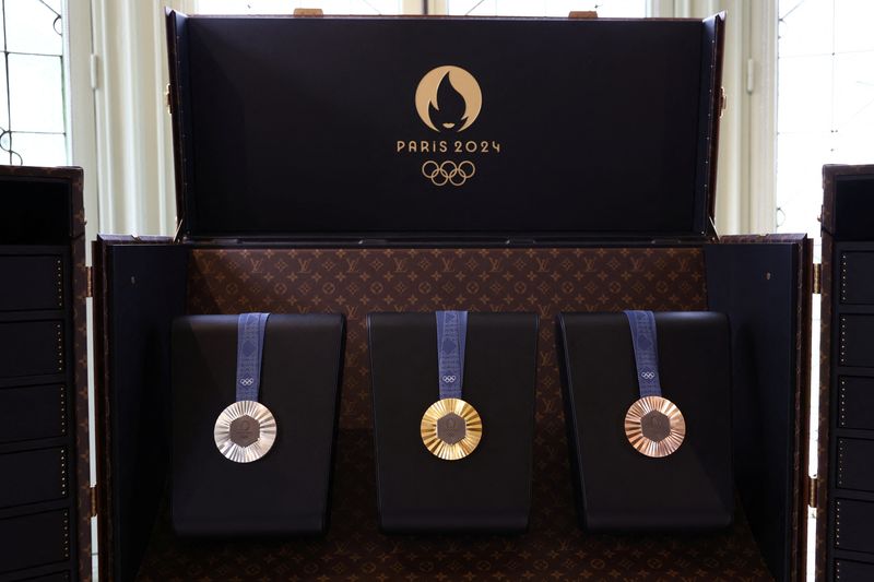 &copy; Reuters. Imagen de archivo de las medallas que se repartirán en los Juegos Olímpicos de París, mostradas en unas instalaciones de Louis Vuitton en Asnieres-sur-Seine, cerca de París, Francia. 27 marzo 2024. REUTERS/Stephanie Lecocq