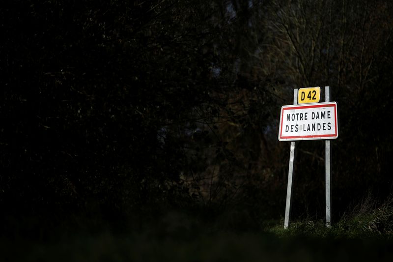 &copy; Reuters. Un panneau routier indique l'entrée de la ville à Notre-Dame-des-Landes. /Photo prise 16 janvier 2018/REUTERS/Stéphane Mahé