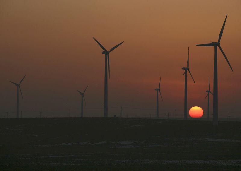 &copy; Reuters. Des éoliennes sont visibles à Wuzhong, dans la région autonome de Ningxia Hui, en Chine. /Photo prise le 26 novembre 2009/REUTERS