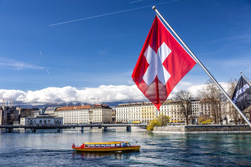 &copy; Reuters. علم سويسرا في مرفأ بالعاصمة جنيف يوم 13 مارس آذار 2024. تصوير: دينيس باليبوس - رويترز.