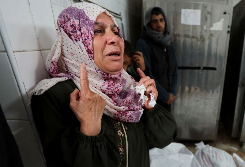 &copy; Reuters. فلسطينية تبكي إلى جوار جثامين فلسطينيين قتلوا في غارة جوية على مستشفى الأقصى بدير البلح وسط قطاع غزة في العاشر من أبريل نيسان 2024. تصوير: رمضا