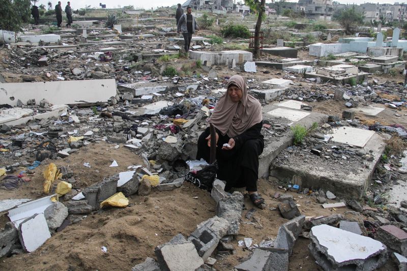 &copy; Reuters. فلسطينية عند قبور من قتلوا في غارات إسرائيلية في قطاع غزة في أول أيام عيد الفطر الموافق العاشر من أبريل نيسان 2024. تصوير: محمود عيسى - رويترز