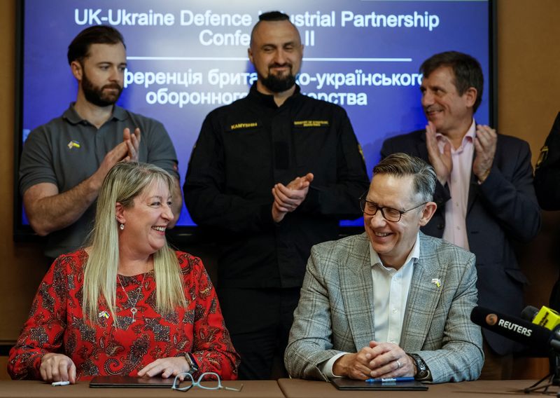 © Reuters. British Chief Executive of Defence Equipment and Support Andy Start and Group Managing Director, Business Development, at the British defence company BAE Systems Gabby Costigan attend a joint press conference with Ukrainian Minister for Strategic Industries Oleksandr Kamyshin, amid Russia's attack on Ukraine, in Kyiv, Ukraine, April 8, 2024. REUTERS/Alina Smutko