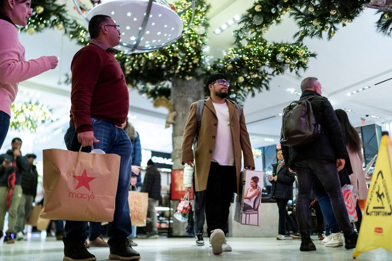 &copy; Reuters. FILE PHOTO: People make their way inside the Macy's flagship store as they carry their shopping bags during the holiday season in New York City, U.S., December 10, 2023. REUTERS/Eduardo Munoz/File Photo