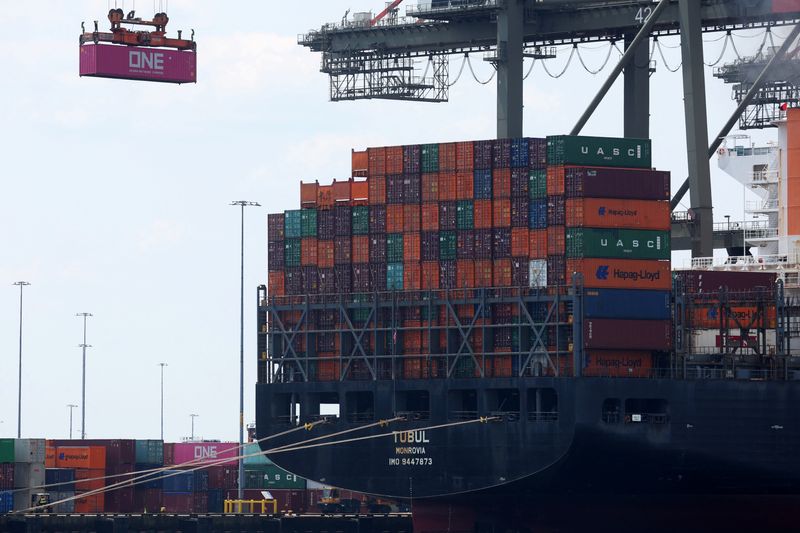 &copy; Reuters. FOTO DE ARCHIVO: Un buque de carga atracado se carga con contenedores de transporte en Port Elizabeth, Nueva Jersey, Estados Unidos. 12 de julio de 2023. REUTERS/Mike Segar/Archivo