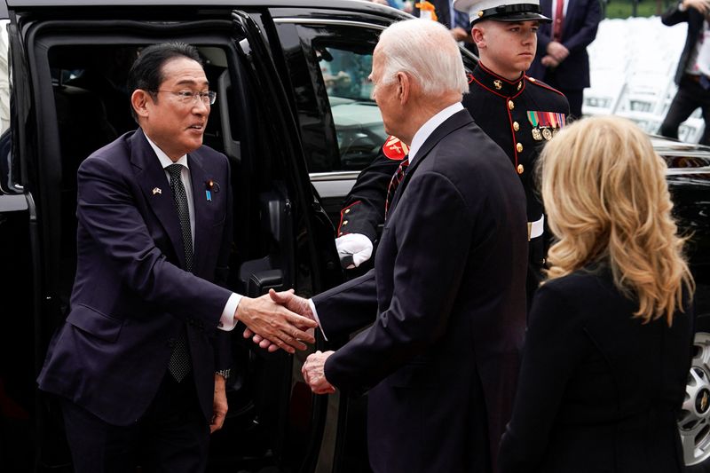 &copy; Reuters. الرئيس الأمريكي جو بايدن والسيدة الأولى جيل يايدن يرحبان برئيس الوزراء الياباني فوميو كيشيدا في البيت الأبيض يوم التاسع من أبريل نيسان 2024. 