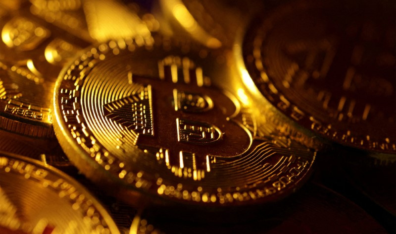 © Reuters. Physical representations of the bitcoin cryptocurrency are seen in this illustration taken October 24, 2023. REUTERS/Dado Ruvic/Illustration/File Photo