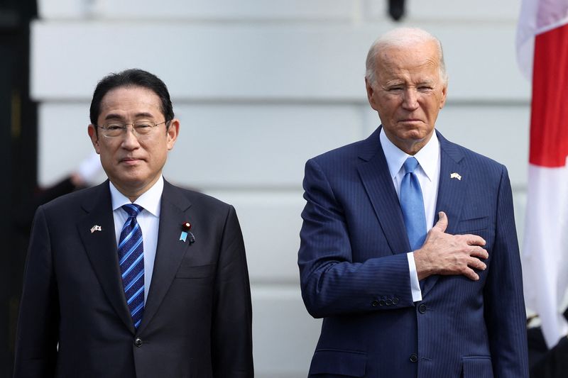 © Reuters. U.S. President Joe Biden and Japanese Prime Minister Fumio Kishida take part in an official White House State Arrival ceremony on the South Lawn of the White House in Washington, D.C., U.S., April 10, 2024. REUTERS/Tom Brenner