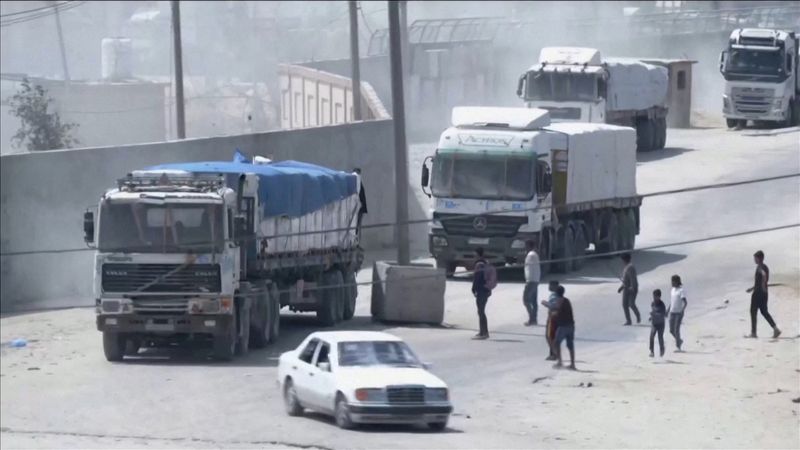 &copy; Reuters. قافلة من شاحنات المساعدات تعبر إلى غزة عبر معبر رفح في التاسع من أبريل نيسان 2024 في صورة مأخوذة من مقطع مصور حصلت عليه رويترز .  