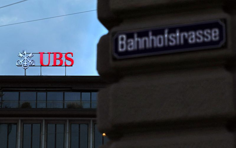 &copy; Reuters. File photo: A UBS logo is seen next to Credit Suisse at the Bahnhofstrasse before a news conference of Swiss bank UBS in Zurich Switzerland, August 30, 2023.  REUTERS/Denis Balibouse/File photo