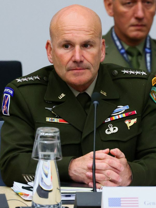 &copy; Reuters. الجنرال كريستوفر كافولي قائد الجيش الأمريكي في أوروبا خلال مشاركته في اجتماع لمجموعة الاتصال الخاصة بالدفاع عن أوكرانيا على هامش اجتماع وز