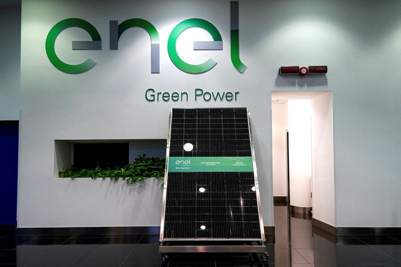 &copy; Reuters. Un prototipo di modulo fotovoltaico bifacciale all'interno della gigafabbrica di pannelli solari dell'Enel a Catania, Italia, 28 novembre 2022. REUTERS/Antonio Parrinello/Foto d'archivio