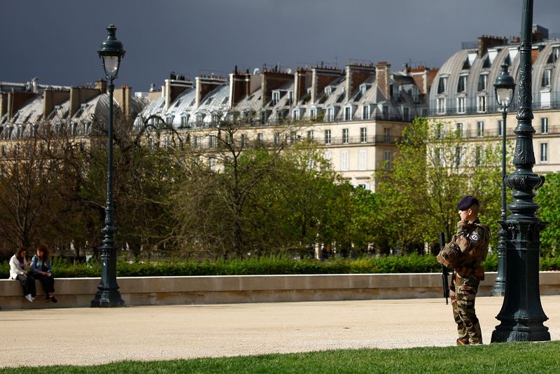 © Reuters. جندي فرنسي تابع لخطة التأمين يقف في نوبة حراسة داخل حديقة بالقرب من متحف اللوفر في باريس في التاسع من أبريل نيسان 2024 . تصوير: سارة ميسونييه - رويترز 