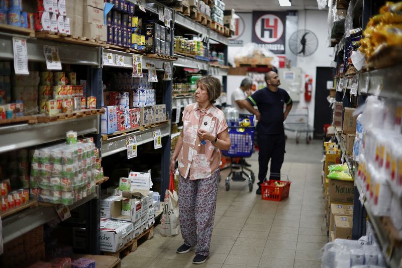 &copy; Reuters. File photo: People shop in a supermarket, as Argentina is battling with an annual inflation heading towards 200%, in Buenos Aires, Argentina December 13, 2023. REUTERS/Agustin Marcarian/File photo