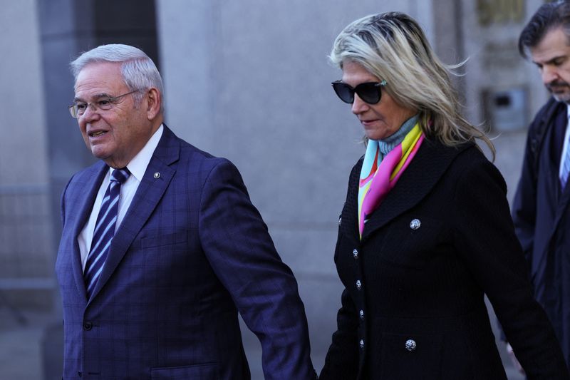 &copy; Reuters. السناتور عن ولاية نيوجيرزي بوب مينينديز وزوجته نادين مينينديز خارج محكمة مانهاتن الجزئية بالولايات المتحدة يوم 11 مارس آذار 2024. تصوير: شانون