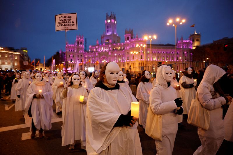&copy; Reuters. FILE PHOTO: People holding lighted candles take part in a protest in front of Madrid Town Hall lit in purple to mark International Women's Day in Madrid, Spain, March 8, 2024. REUTERS/Juan Medina/File Photo
