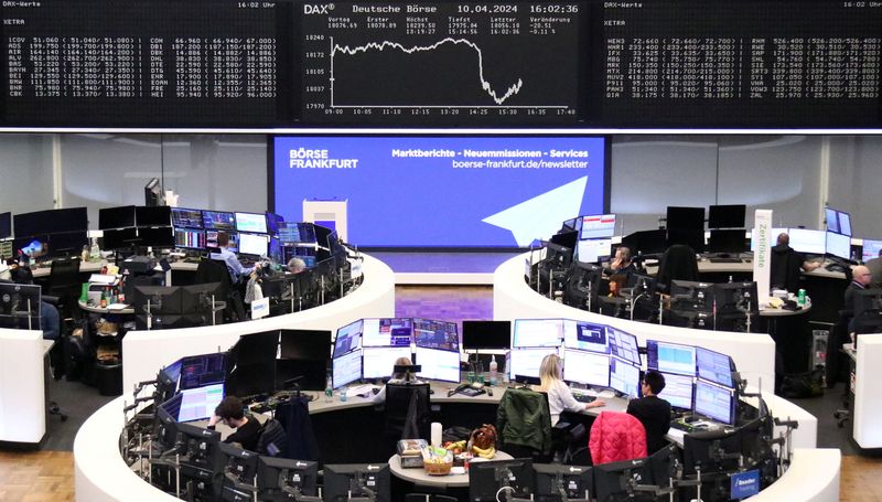 &copy; Reuters. شاشة إلكترونية تعرض حركة تداول الأسهم على مؤشر داكس الألماني في بورصة فرانكفورت في العاشر من أبريل نيسان 2024 . تصوير: رويترز