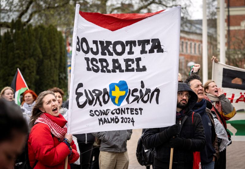 &copy; Reuters. Personas sostienen una pancarta en una manifestación en relación con una propuesta ciudadana de la iniciativa "No a Eurovisión en Malmo con la participación de Israel" para detener la participación de Israel en Eurovisión, frente al Ayuntamiento de 