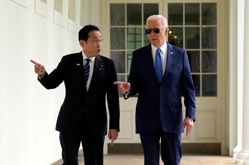 &copy; Reuters. U.S. President Joe Biden and Japanese Prime Minister Fumio Kishida walk along the White House Colonnade around the Rose Garden toward the Oval Office after a State Arrival Ceremony on the South Lawn of the White House, in Washington, U.S., April 10, 2024.