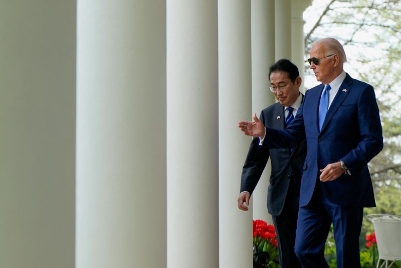 &copy; Reuters. U.S. President Joe Biden and Japanese Prime Minister Fumio Kishida arrive to hold a joint press conference in the Rose Garden at the White House in Washington, D.C., U.S., April 10, 2024. REUTERS/Elizabeth Frantz
