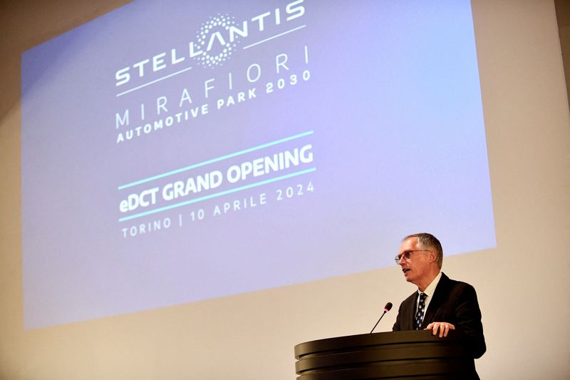 © Reuters. Stellantis CEO Carlos Tavares inaugurates the group's new electrified dual-clutch transmission (eDCT) assembly facility in the Mirafiori complex in Turin, Italy April 10, 2024 REUTERS/Massimo Pinca