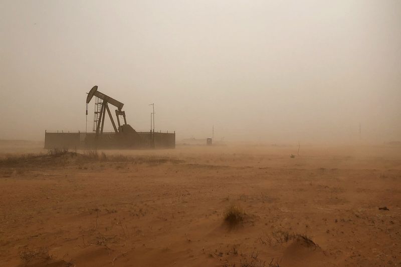 &copy; Reuters. 米国時間の原油先物は約１％上昇した。２０１８年、米テキサス州で撮影（２０２４年　ロイター/Ann Saphir/File Photo）