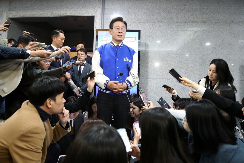 &copy; Reuters.  ４月１０日投開票の韓国総選挙は、革新系の最大野党「共に民主党」が過半数を上回る議席を獲得して圧勝した。写真は１０日、ソウルで取材に応じる同党の李在明代表。代表撮影（２０