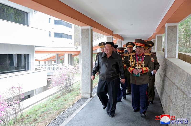 &copy; Reuters. North Korean leader Kim Jong Un visits a military university in Pyongyang, North Korea, in this picture released on April 11, 2024 by the Korean Central News Agency.   KCNA via REUTERS  