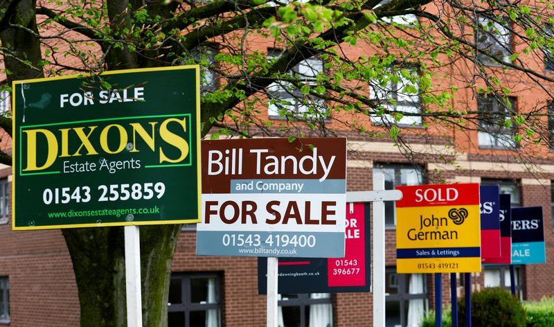 &copy; Reuters. FILE PHOTO: Property estate agent sales and letting signs are seen outside an apartment building in Lichfield, Britain, May 3, 2022. REUTERS/Andrew Boyers/File photo