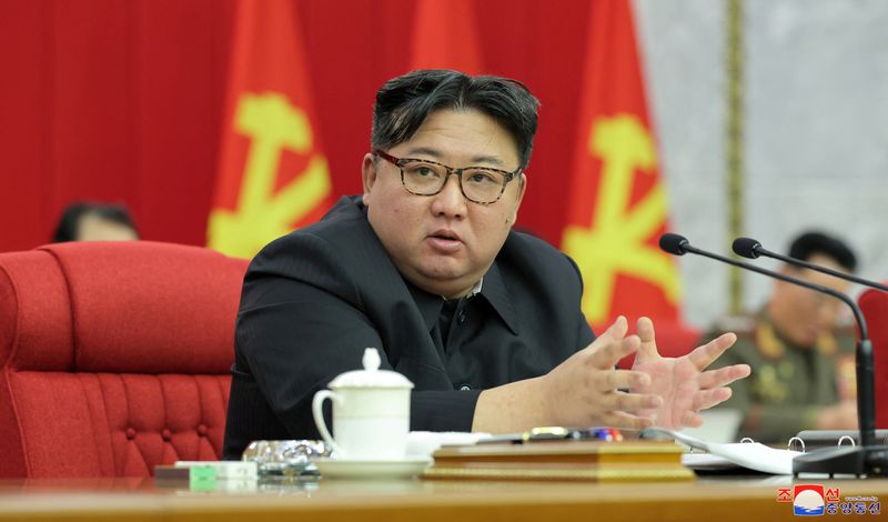 &copy; Reuters. O líder norte-coreano Kim Jong Un participa da 19ª reunião ampliada do gabinete político do 8º Comitê Central do Partido dos Trabalhadores da Coreia
23/01/2024
KCNA via REUTERS