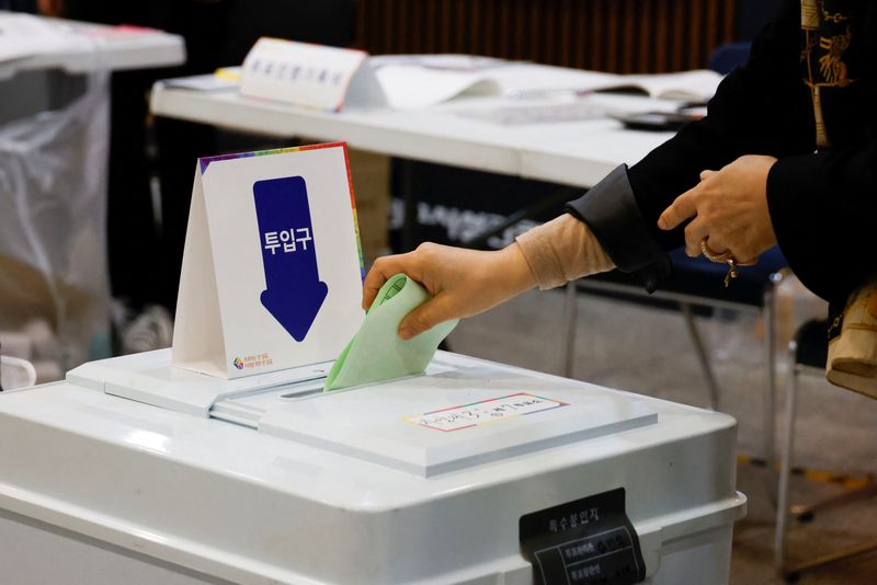 &copy; Reuters. Pessoa vota em seção eleitoral durante a 22ª eleição parlamentar em Seul, Coreia do Sul
10/04/2024
REUTERS/Kim Soo-hyeon