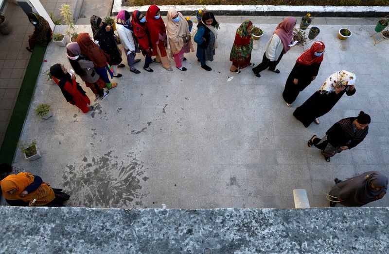&copy; Reuters. FILE PHOTO: Voters queue to vote at a polling station in a school during a general election, in Islamabad, Pakistan February 8, 2024. REUTERS/Gabrielle Fonseca Johnson/File Photo