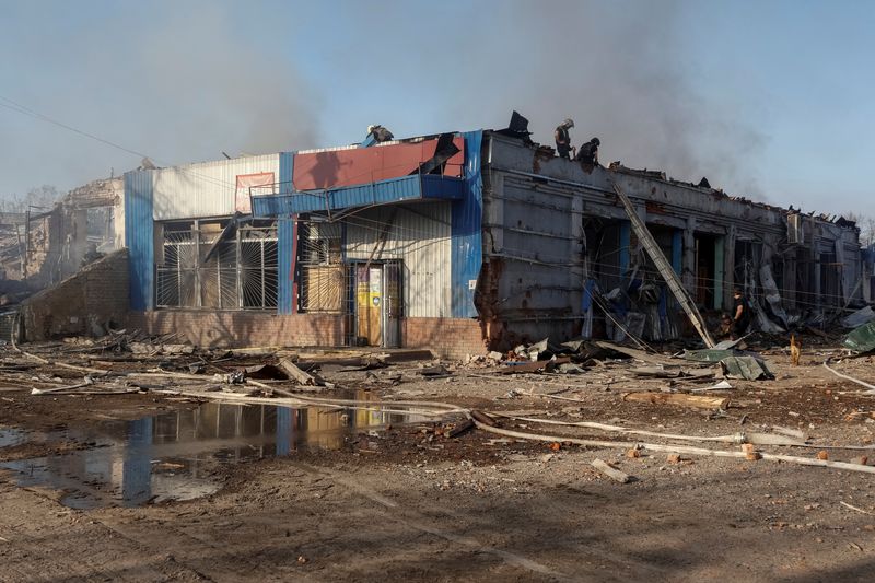 &copy; Reuters. 　ウクライナ南部と北部で４月１０日、ロシア軍による攻撃で７人が死亡、十数人が負傷した。当局者が明らかにした。攻撃を受けたハリコフの村で同日撮影（２０２４年　ロイター/Volodymy