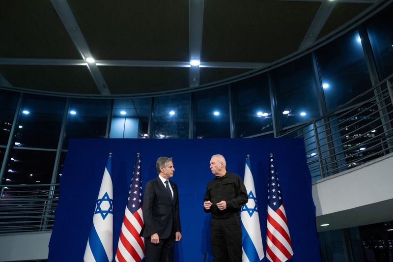 &copy; Reuters. وزير الخارجية الأمريكي أنتوني بلينكن ووزير الدفاع الإسرائيلي يوآف جالانت في تل أبيب بإسرائيل يوم 30 نوفمبر تشرين الثاني 2023. صورة لرويترز من 