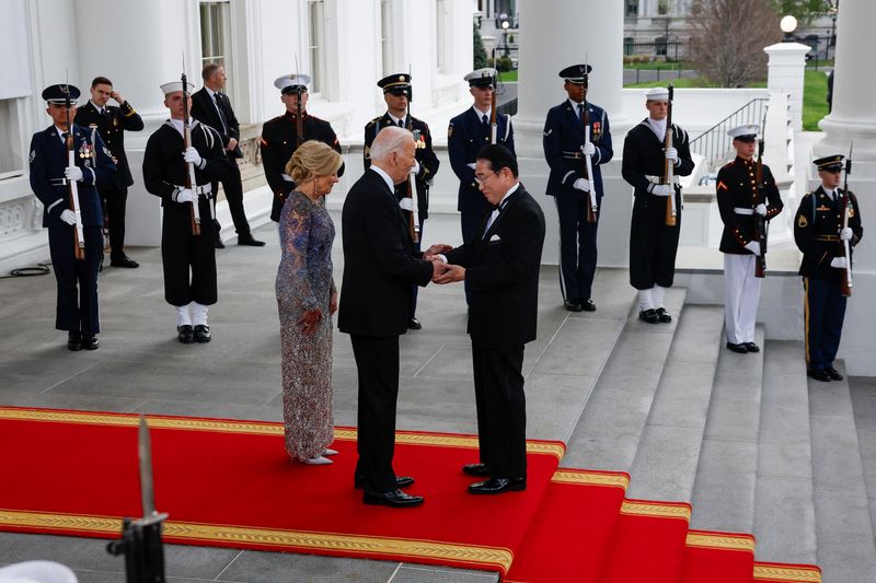 &copy; Reuters. President Joe Biden and first lady Jill Biden welcome Japanese Prime Minister Fumio Kishida at the North Portico for an official State Dinner at the White House in Washington, U.S., April 10, 2024. REUTERS/Evelyn Hockstein